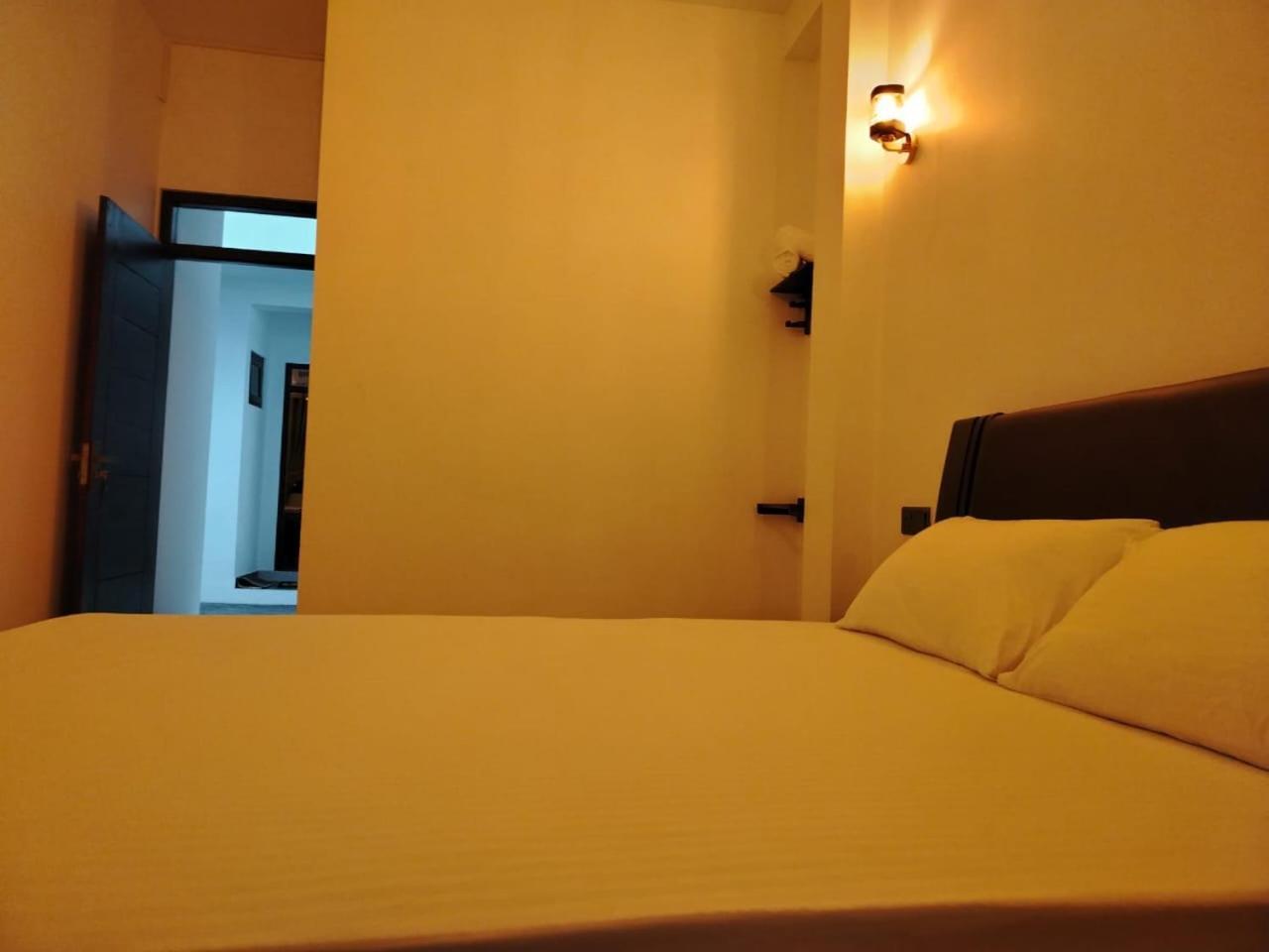 Diora Hotel Ратнапура Екстериор снимка