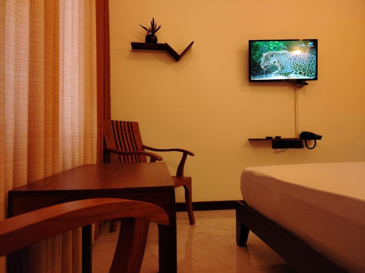 Diora Hotel Ратнапура Екстериор снимка