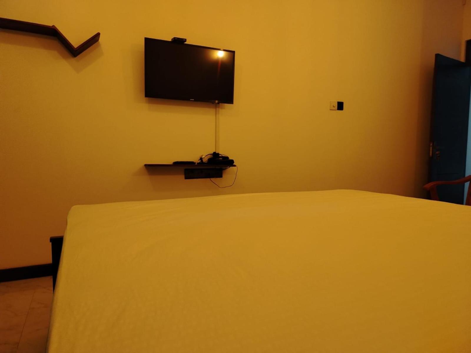Diora Hotel Ратнапура Екстериор снимка