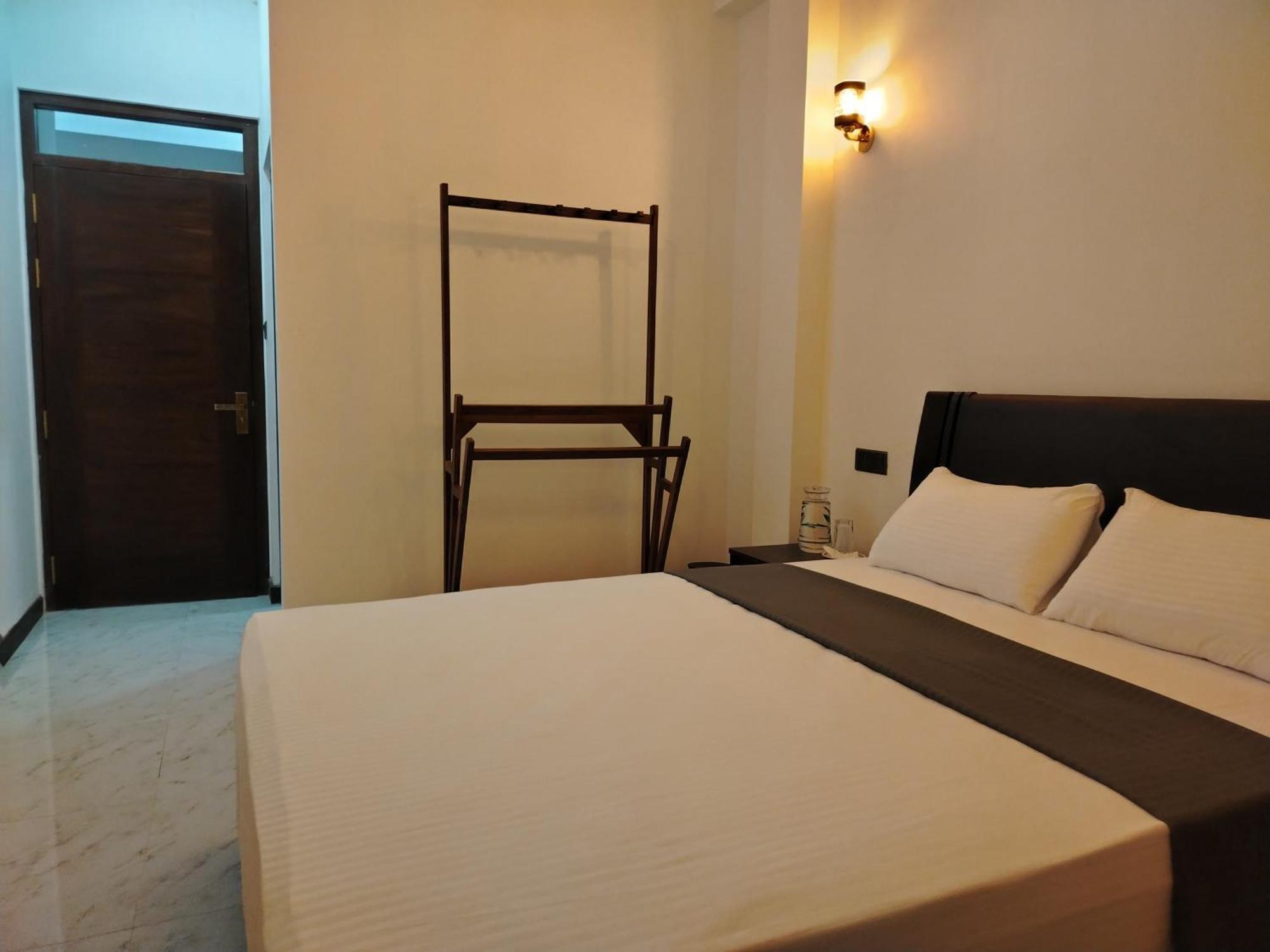 Diora Hotel Ратнапура Стая снимка