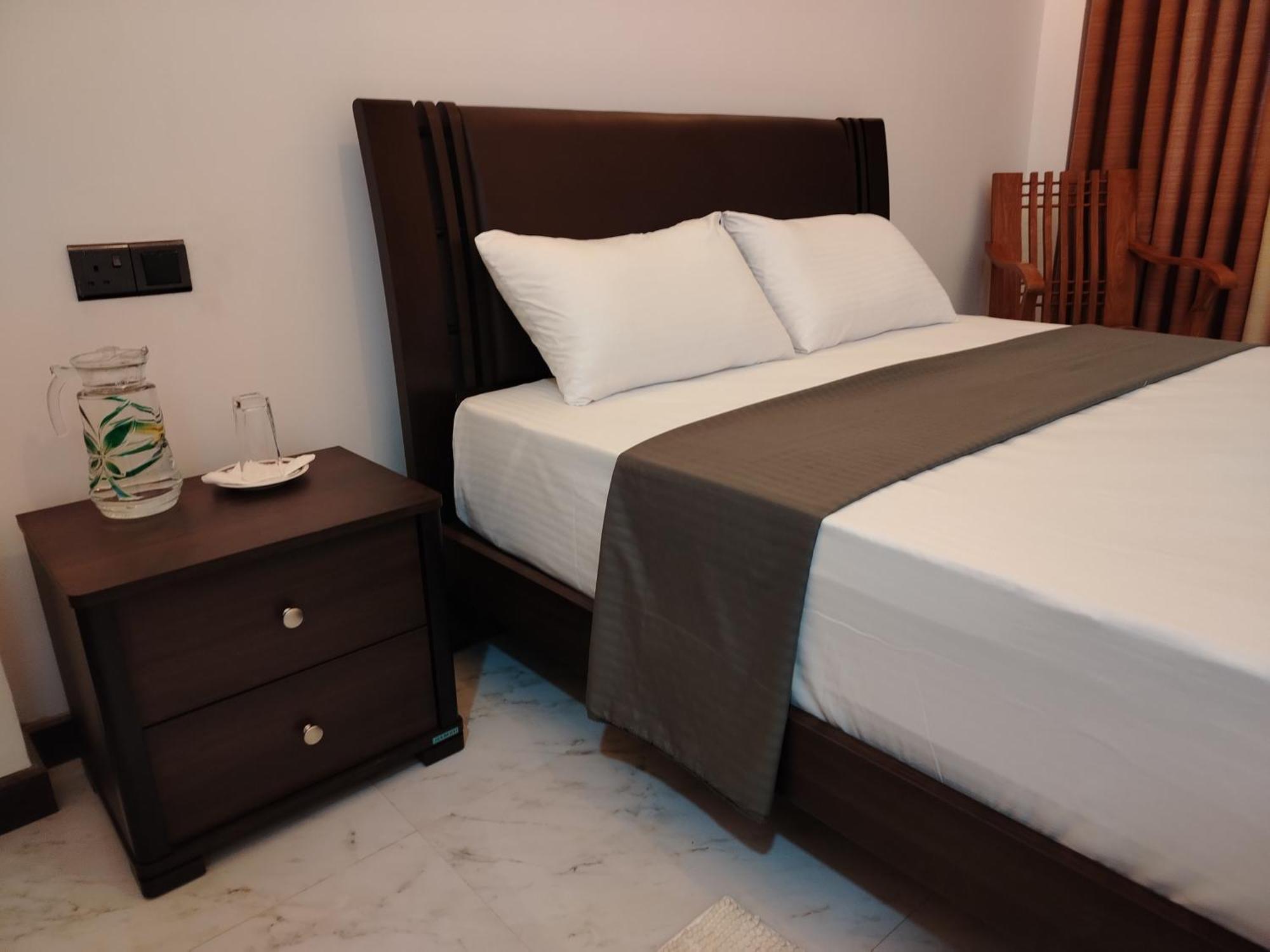Diora Hotel Ратнапура Екстериор снимка