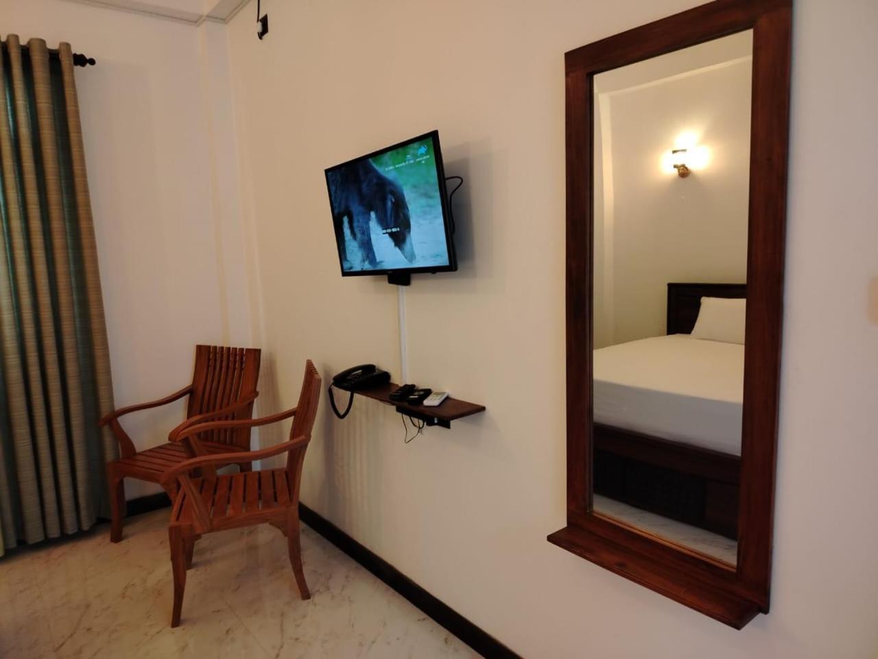 Diora Hotel Ратнапура Екстериор снимка