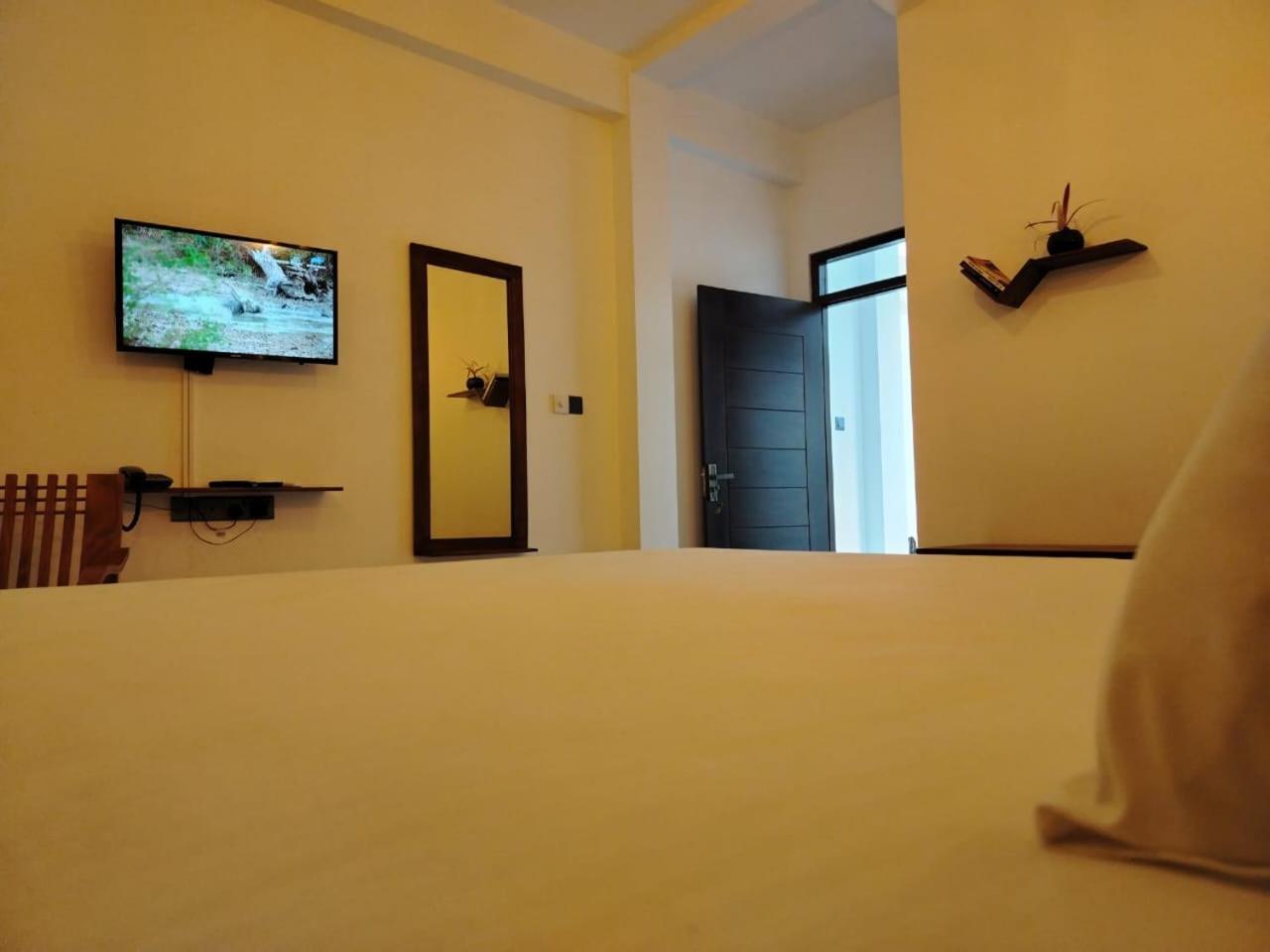 Diora Hotel Ратнапура Екстериор снимка