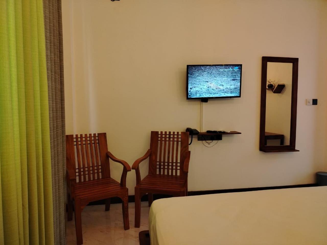 Diora Hotel Ратнапура Екстериор снимка