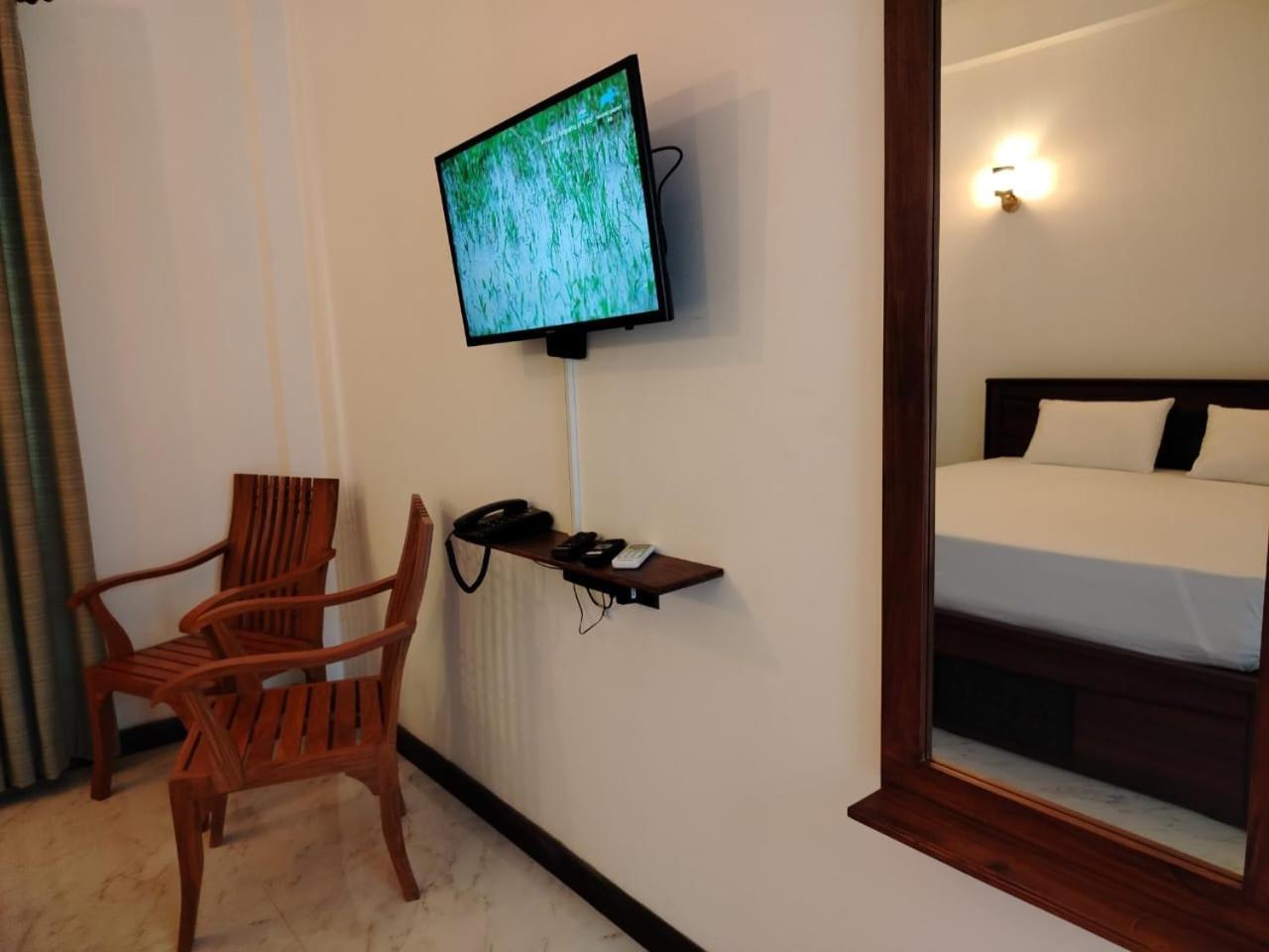 Diora Hotel Ратнапура Екстериор снимка