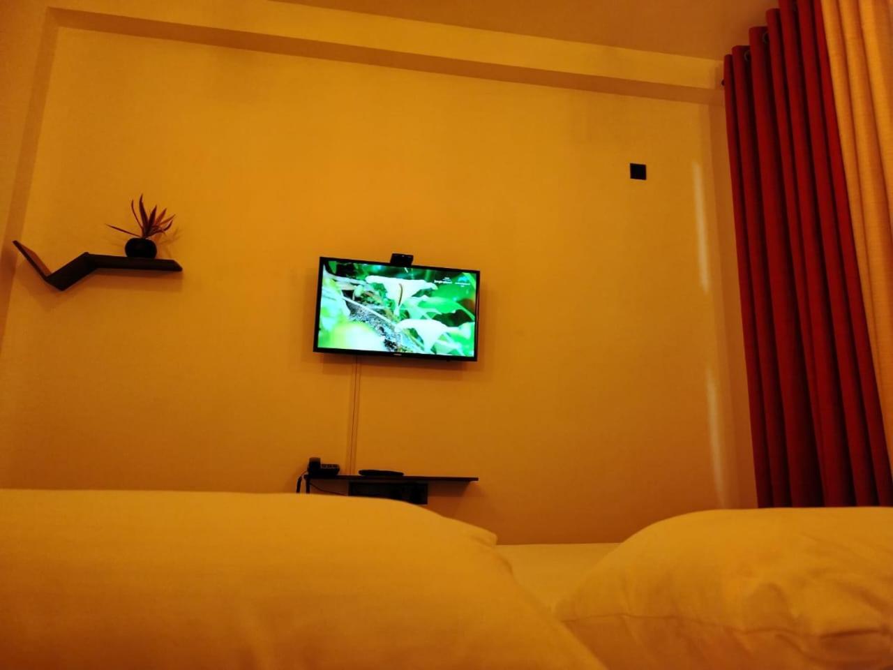 Diora Hotel Ратнапура Екстериор снимка