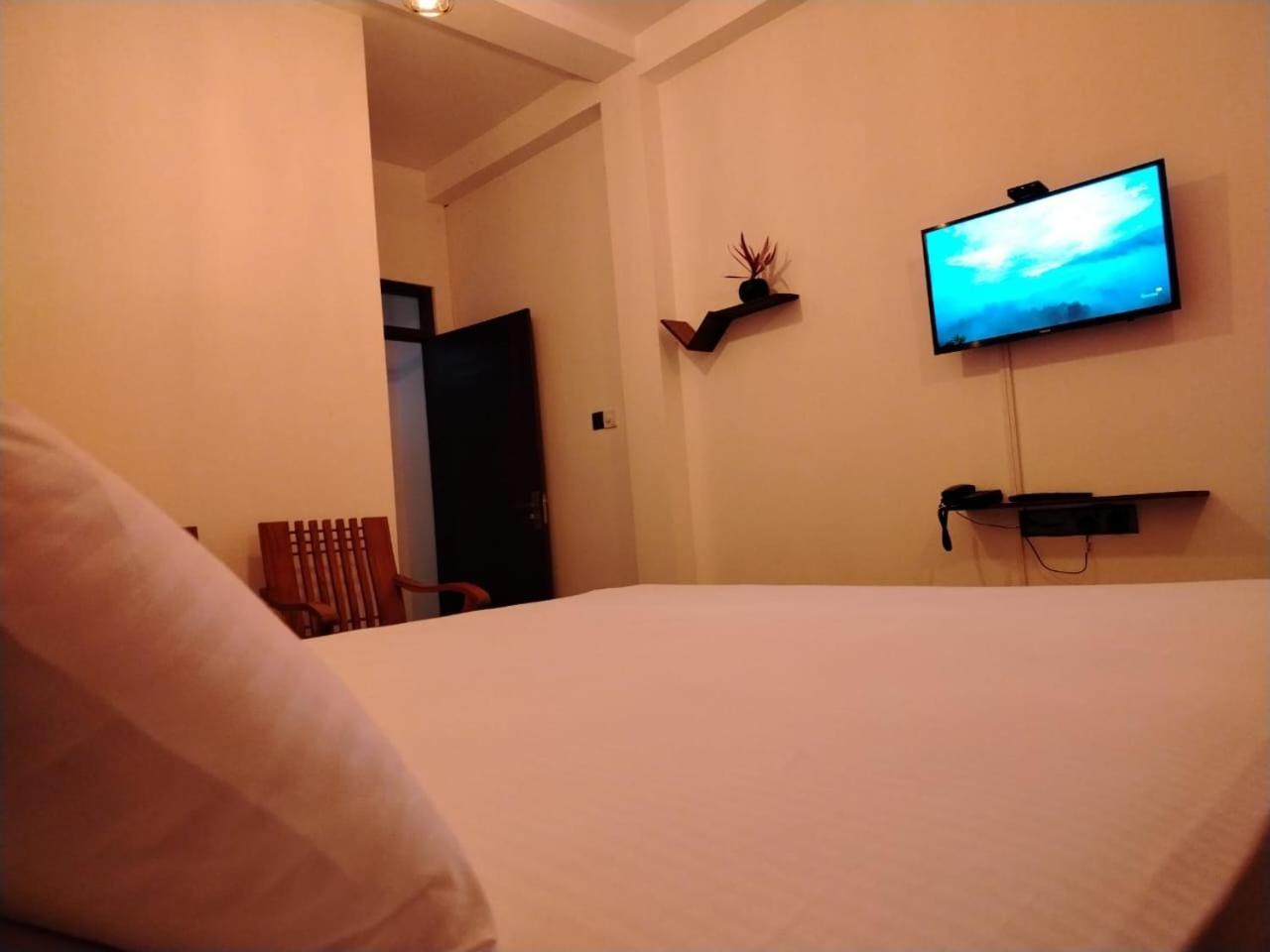 Diora Hotel Ратнапура Екстериор снимка