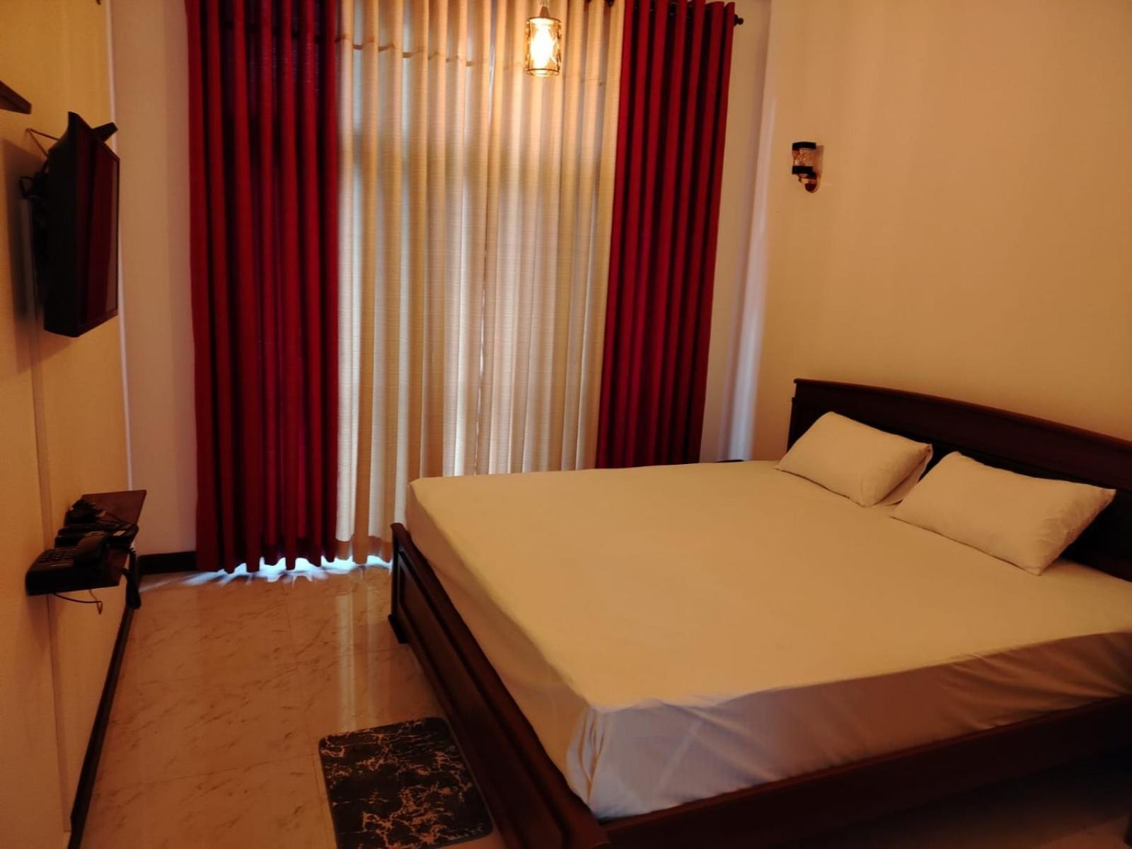 Diora Hotel Ратнапура Екстериор снимка